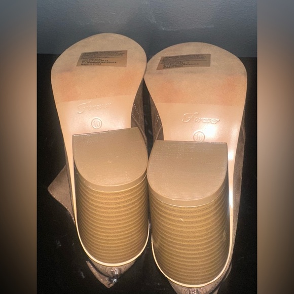 Elegant Brown Ankle Booties with Cutout Design - Picture 4 of 4